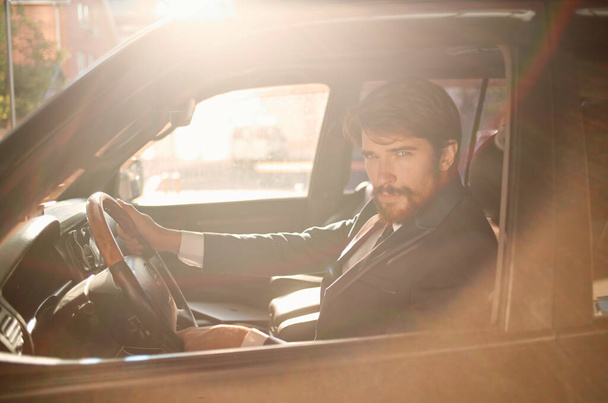 hombre conduciendo un coche riqueza elegante estilo viaje lujo - Foto, Imagen