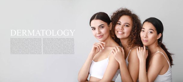 Piękne młode kobiety i przestrzeń na tekst na jasnym tle. Koncepcja dermatologii - Zdjęcie, obraz