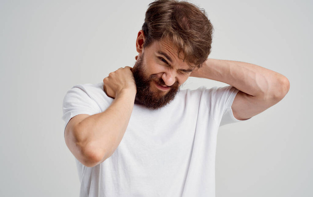férfi tapasztal fájdalmat a nyaki csigolyák osteochondrosis gyógyszer - Fotó, kép