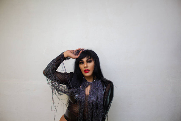 Mujer transexual mexicana en traje de drag queen glamoroso - Foto, imagen