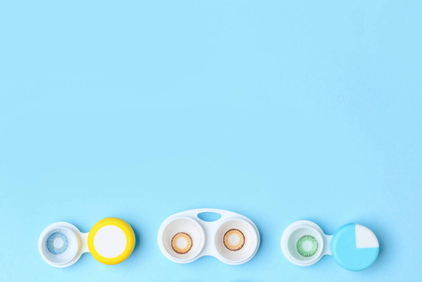 Recipientes com lentes de contato em fundo colorido - Foto, Imagem