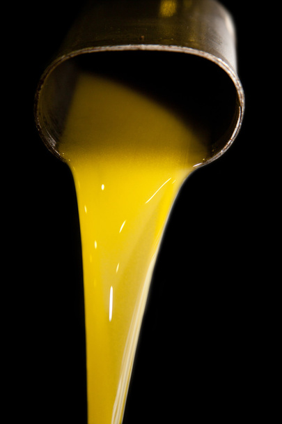 tłoczony na zimno oliwy z oliwek - Foto, afbeelding