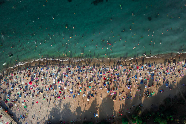 Letecký pohled na dav lidí na pláži - Fotografie, Obrázek