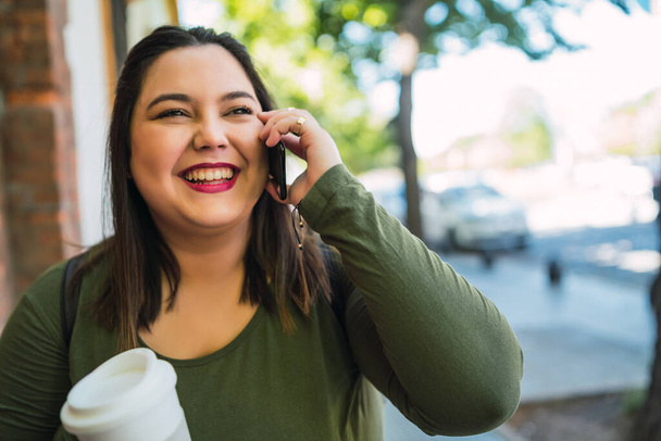 Young plus size woman talking on the phone. - Foto, immagini