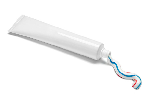 primer plano de un tubo de pasta de dientes sobre fondo blanco - Foto, Imagen