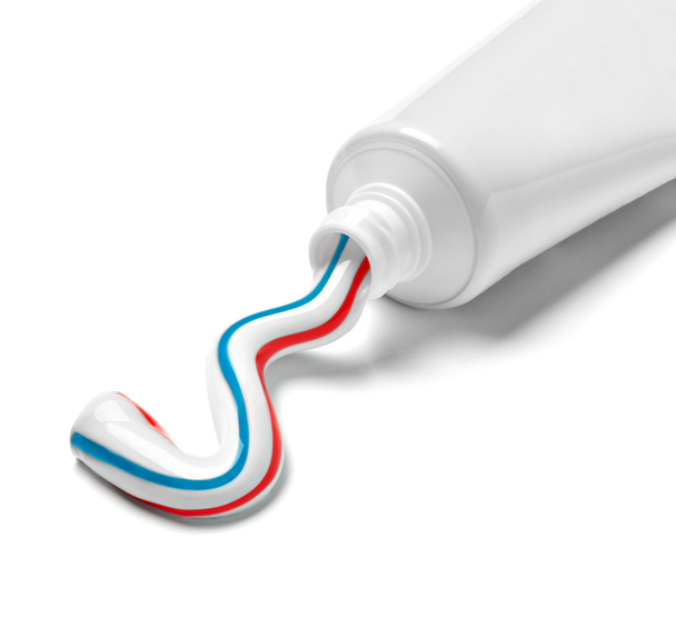 close-up van een tandpasta tube op witte achtergrond - Foto, afbeelding