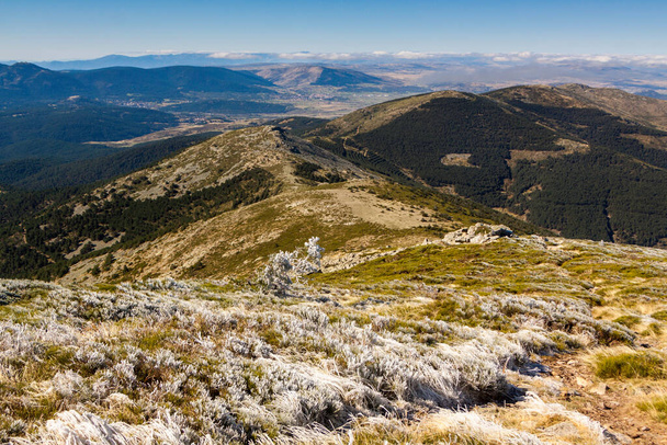 Szczyt martwej kobiety. Góra w Parku Narodowym Sierra de Guadarrama w Segovii. Trasa turystyczna, aby cieszyć się przyrodą. W Hiszpanii, Europie - Zdjęcie, obraz