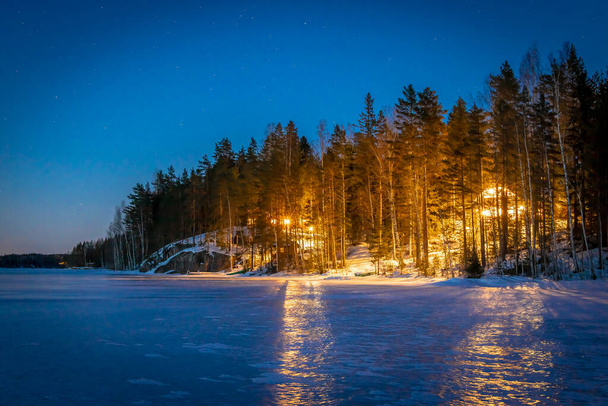 冬の夜の湖の家 - 写真・画像