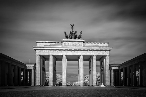 ベルリン長時間露光時のブランデンブルク門 - 写真・画像