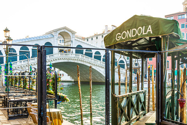 Vista del puente de Rialto en Venecia, Italia - Foto, imagen