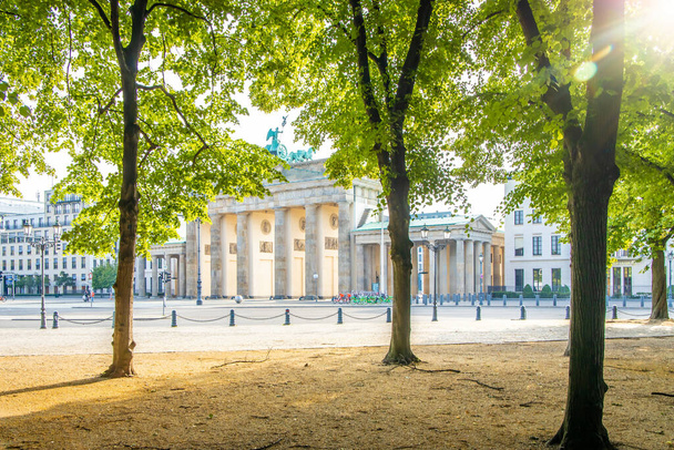 ベルリンの夏の日のブランデンブルク門 - 写真・画像