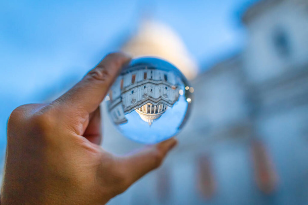 Vue de St Paul à travers boule de cristal - Photo, image