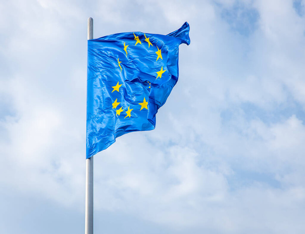Drapeau de l'Union européenne renonçant au jour d'été - Photo, image