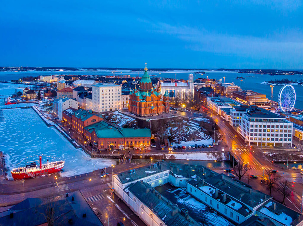 Vista aérea al atardecer de Helsinki en invierno, Finlandia - Foto, Imagen