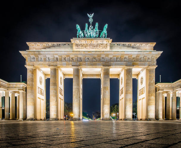 Бранденбурзькі ворота влітку в сутінках, Берлін. - Фото, зображення