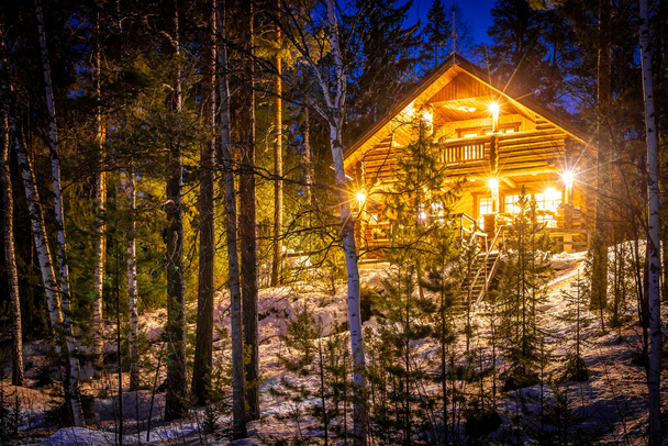 Huis aan het meer in de winternacht - Foto, afbeelding