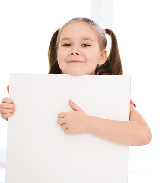 χαριτωμένο κορίτσι κρατώντας πανό κενό - Φωτογραφία, εικόνα