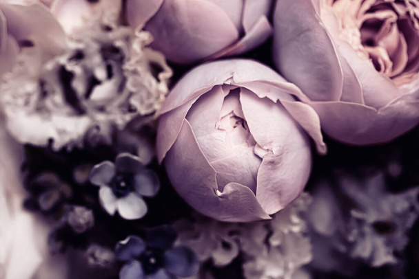 Buquê floral como presente, arranjo de flores de rosa na loja de flores ou entrega on-line, presente romântico e decoração de casa de luxo - Foto, Imagem