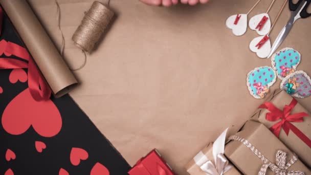 чоловічі руки складені разом покласти велике червоне паперове серце на стіл. Концепція святкування Дня Святого Валентина
. - Кадри, відео