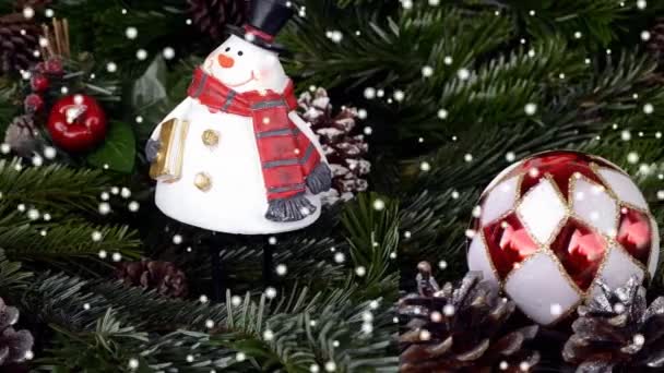 メリークリスマスとクリスマスツリーの背景。シームレスなループビデオアニメーション。クリスマスツリーと雪の結晶が落下してメリークリスマスのレタリングのかわいいアニメーション。メリークリスマスお祝いクリスマスプレゼント背景. - 映像、動画