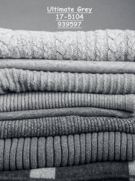 Zbliżenie dzianiny modna szara wełna teksturowana tkanina, stonowana w ostatecznej szarości, stos ciepłych swetrów, szaliki. Pokazanie modnego koloru 2021 - Zdjęcie, obraz