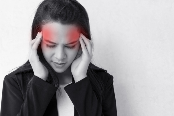 baş ağrısı, Migren, stres, uykusuzluk, kalıntı ile kadınla  - Fotoğraf, Görsel