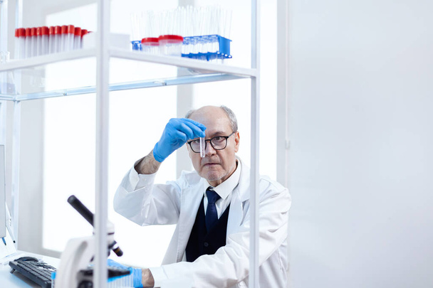 Starszy naukowiec w sterylnym roztworze do analizy chemicznej - Zdjęcie, obraz