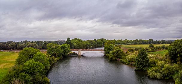 Vue aérienne du pont Albert près de Windsor à la Tamise, Royaume-Uni - Photo, image