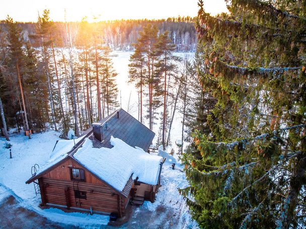 Повітряний вид на озерний будинок у Фінальді взимку. - Фото, зображення