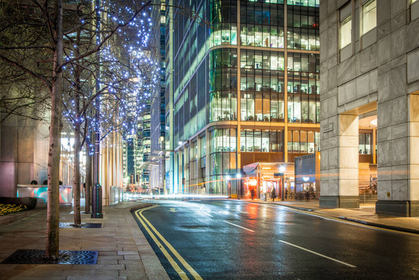 Skyscrapper dans le quartier des affaires dans la nuit, Londres - Photo, image