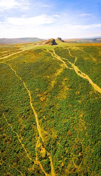 Вид на скелі Гейтор у національному парку Дартмур - це безкраї болота в графстві Девон, що на південному заході Англії. - Фото, зображення