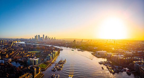 Άποψη του Λονδίνου skescrappers το ηλιόλουστο πρωί, Λονδίνο - Φωτογραφία, εικόνα
