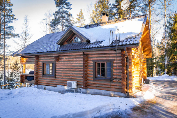 casa de madeira na floresta de inverno - Foto, Imagem