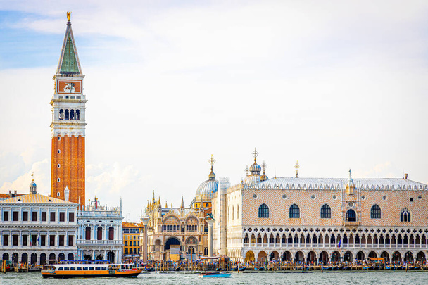 Campanile di San Marco aurinkoisena päivänä Venetsiassa, Italiassa - Valokuva, kuva