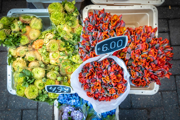 Квітковий ринок Блуменмаркту в Амстердамі (Нідерланди). - Фото, зображення