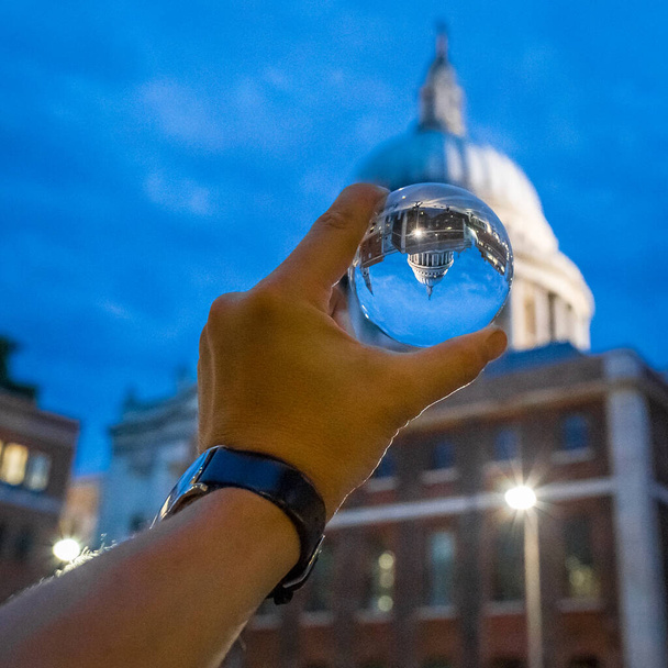 Blick auf St. Paul durch Kristallkugel - Foto, Bild