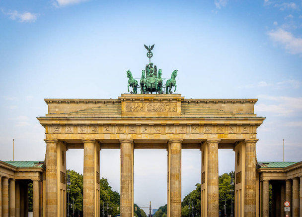 Portão de Brandemburgo no dia de verão, Berlim - Foto, Imagem