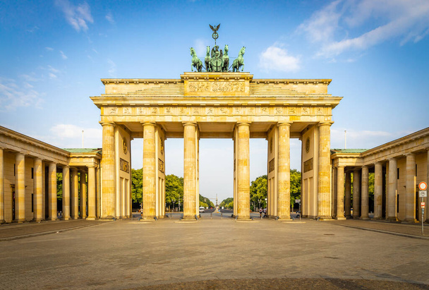 Brandenburgin portti kesäpäivänä, Berliini - Valokuva, kuva