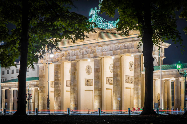 ベルリンの夏の夕暮れ時のブランデンブルク門 - 写真・画像