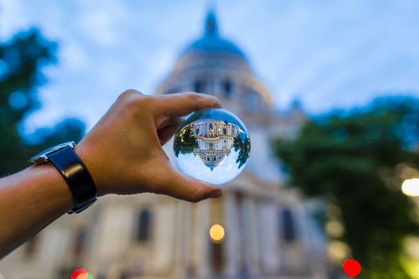 Widok św. Pawła przez kryształową kulę - Zdjęcie, obraz