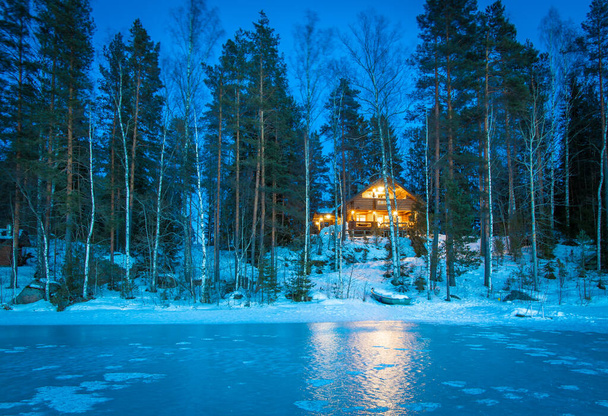 Озерний будинок взимку. - Фото, зображення