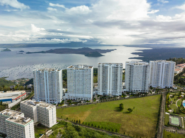 Vzdušné budovy s výhledem na Taal Calderu. Highrise byty v Tagaytay, Cavite, Filipíny - Fotografie, Obrázek