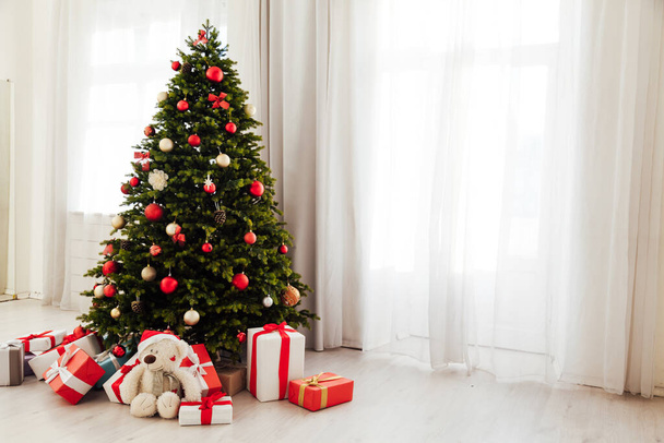 新年は家のクリスマスツリーの装飾インテリアを提示します。 - 写真・画像