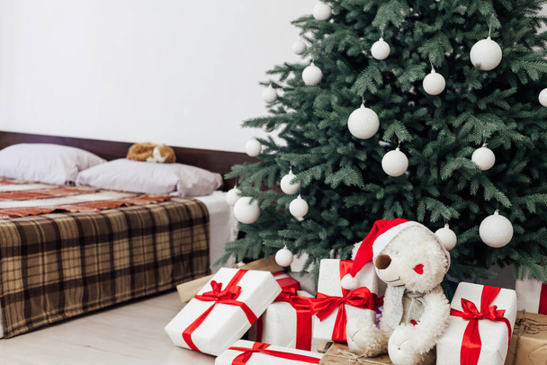 sypialnia z łóżkiem Nowy Rok prezenty świąteczne choinka wystrój - Zdjęcie, obraz