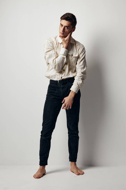 jóképű férfi fehér ing fekete nadrág önbizalom vonzerő modell - Fotó, kép