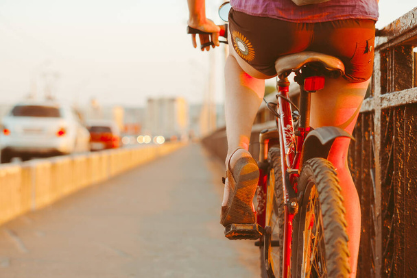 Polkupyörän ratsastaa maan tiellä - Valokuva, kuva