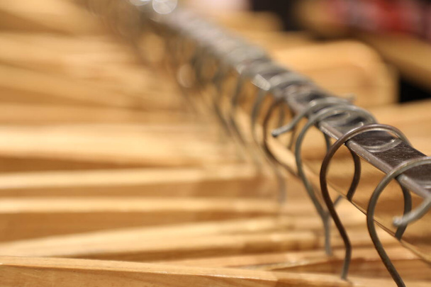 Hanger haken in een kledingwinkel - Foto, afbeelding