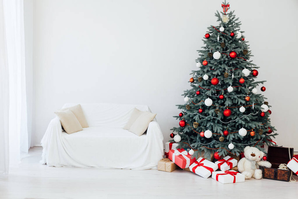 白い部屋のインテリアクリスマスツリーお正月の贈り物の装飾 - 写真・画像