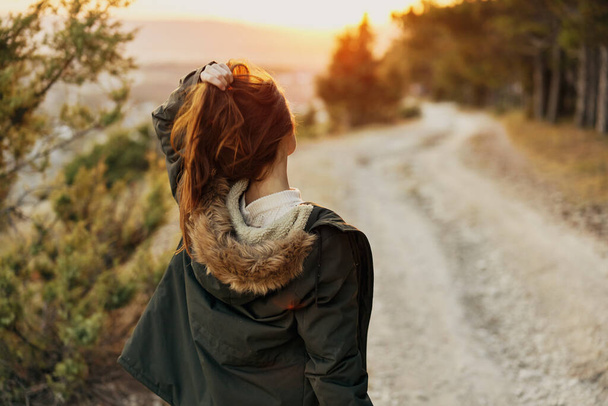 Женщина в пиджаке держит свои волосы Природа прогулки образ жизни досуг день - Фото, изображение