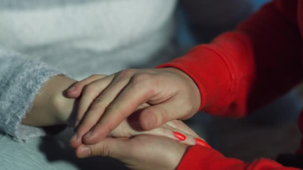 Homem acariciando uma mão de mulher, close-up, cuidar de um ente querido - Filmagem, Vídeo